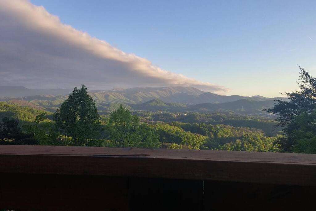 Willa Yogi'S Den: Breathtaking Views! 3 Min To Dollywood, On 1 Acre! Sevierville Zewnętrze zdjęcie
